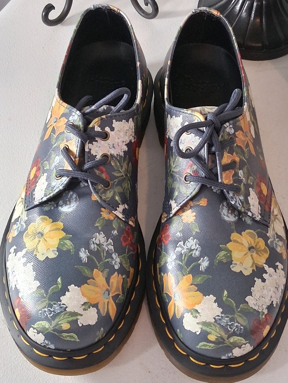 Dr. Marten's Lace Up Rare Floral Leather Shoes Like New Sz 9M